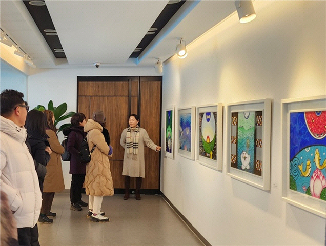 4일 이주영 작가가 전남 목포 성옥기념관 갤러리에서 열린 초대전 '꿈을 그리면 꿈이 이뤄진다'를 찾은 관람객들에게 작품을 소개하고 있다. 성백갤러리 제공